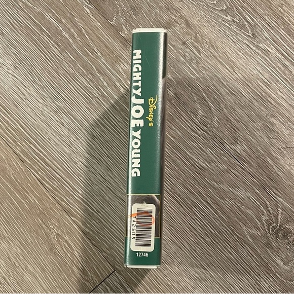 EUC “Mighty Joe Young” 1998 Classic VHS Movie A remake of the original from 1949 - Picture 3 of 5